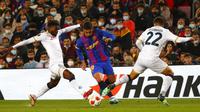 Pemain Barcelona Ferran Torres (tengah) berebut bola dengan pemain Napoli Giovanni Di Lorenzo pada pertandingan sepak bola Liga Europa di Barcelona, Spanyol, 17 Februari 2022. Pertandingan berakhir dengan skor 1-1. (AP Photo/Joan Monfort)