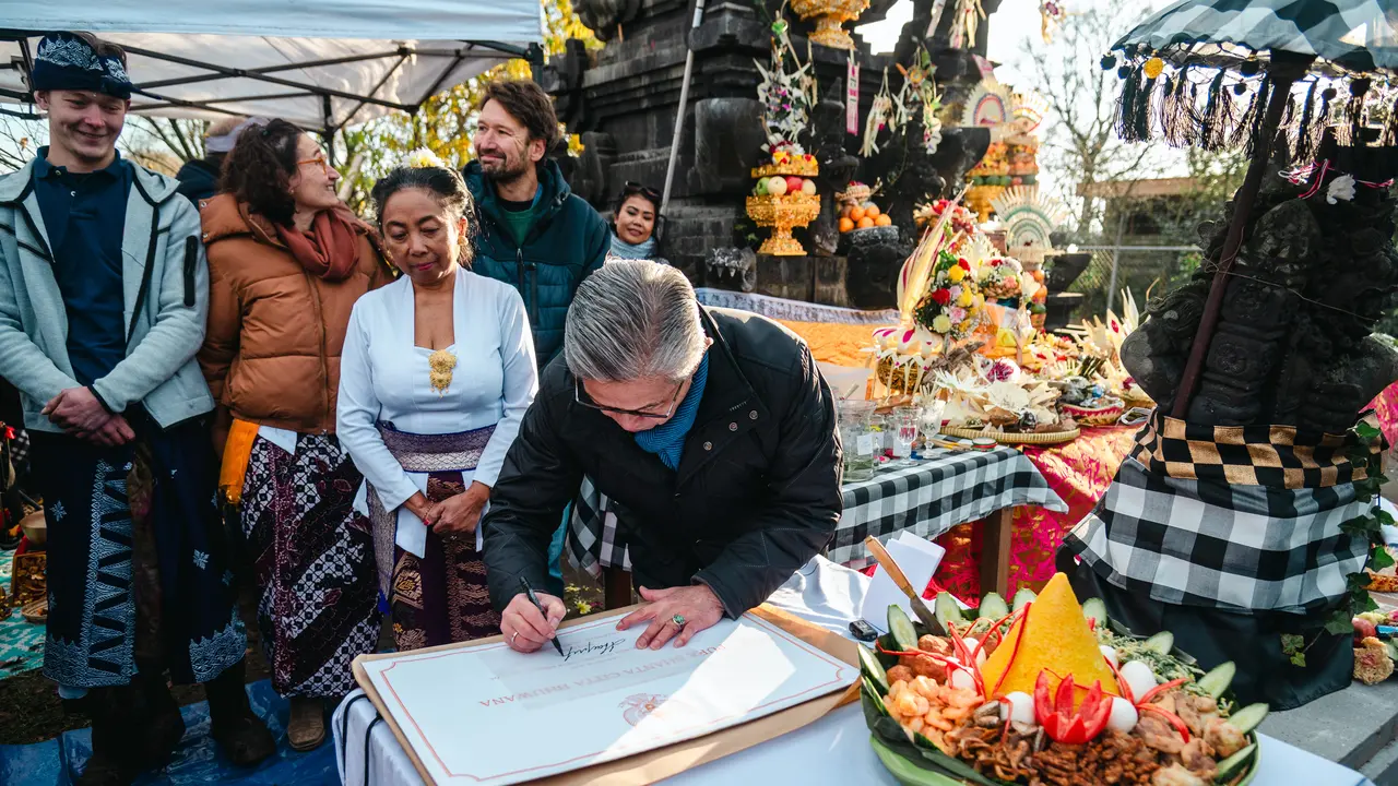 Duta Besar RI untuk Belanda Mayerfas meresmikan pura Hindu pertama di Belanda pada Sabtu (30/11/2024). (Dok. KBRI Den Haag)