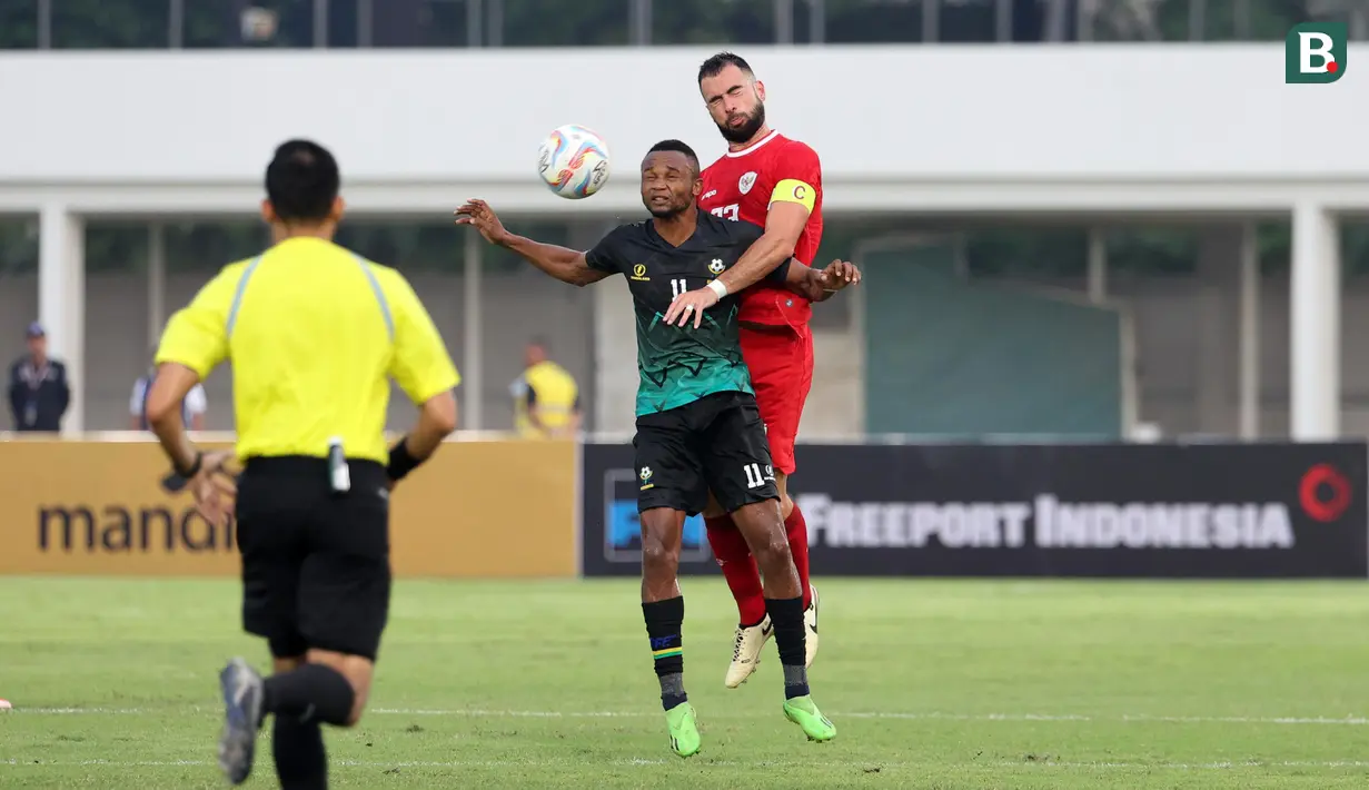 Pemain Timnas Indonesia, Jordi Amat (kanan) berduel udara dengan pemain Tanzania, Waziri Muhudi Rashidi Salim saat laga persahabatan yang berlangsung di Stadion Madya, Senayan, Jakarta, Minggu (02/06/2024). (Bola.com/Abdul Aziz)