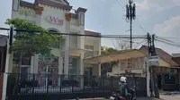 Lokasi klinik kecantikan yang berada di Jalan Ridwan Rais, Beji, Depok. (Liputan6.com/Dicky Agung Prihanto)