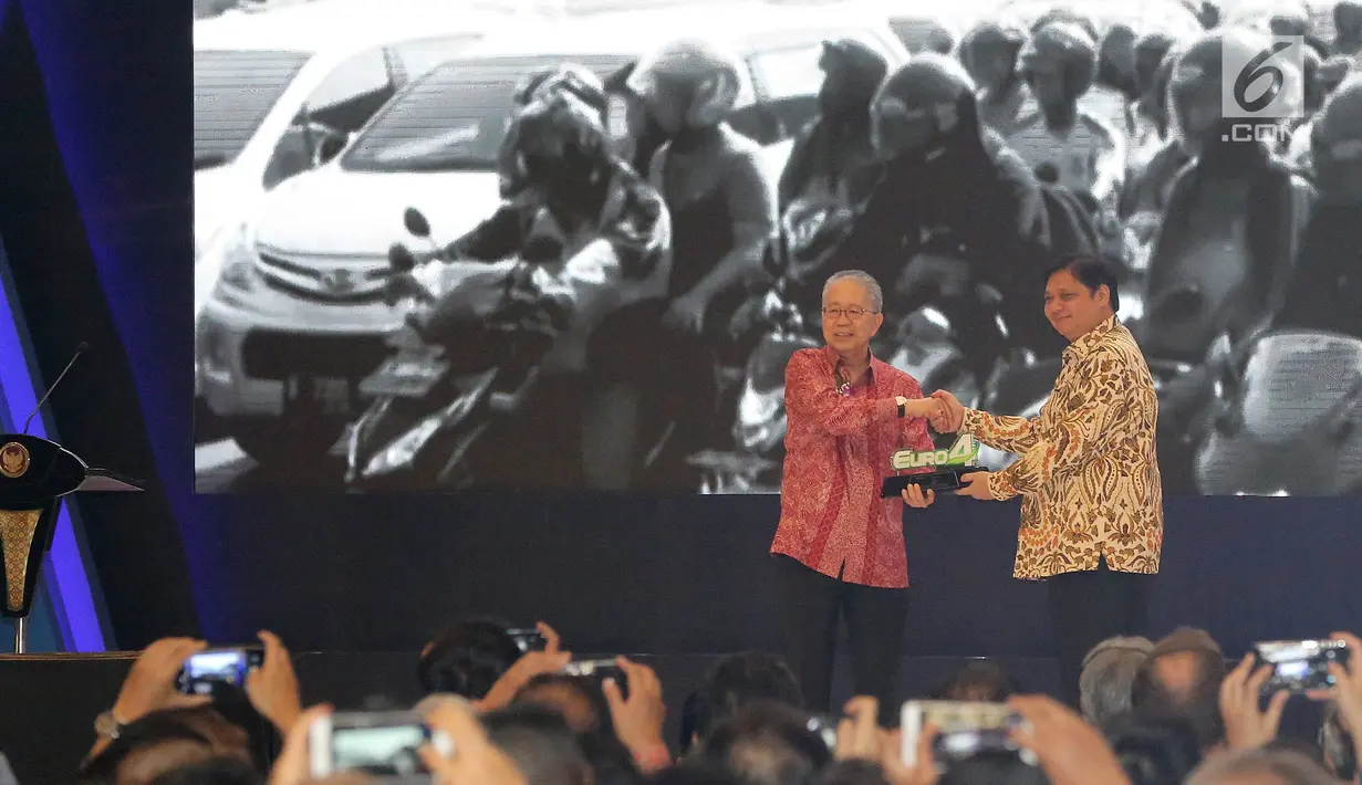 Menteri Perindustrian, Airlangga Hartarto menerima cendera mata dari Ketua Umum GAIKINDO, Yohannes Nangoi pada pembukaan GAIKINDO Indonesia International Auto Show (GIIAS) 2018 di ICE BSD, Tangsel, Kamis (2/8). (Liputan6.com/Fery Pradolo)