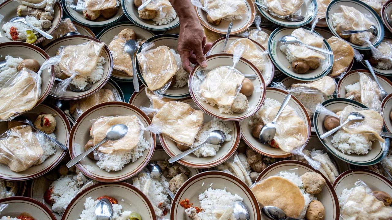 Masjid Jogokariyan bagikan 3.500 porsi makanan untuk buka puasa