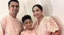 Gaya Lebaran ala keluarga Raffi Ahmad dan Nagita Slavina kenakan baju sarimbit nuansa peach yang segar dengan motif minimalis.[@raffinagita1717]