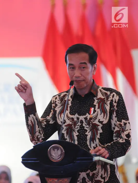 Presiden Joko Widodo atau Jokowi memberi arahan saat menyalurkan bantuan sosial Program Keluarga Harapan (PKH) dan Bantuan Pangan Non Tunai (BPNT) kepada seribu warga Depok, Jawa Barat, Selasa (12/2). (Liputan6.com/Herman Zakharia)
