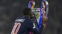 Ousmane Dembele dari PSG mencium trofi setelah memenangkan final Champions League kontra Inter Milan di Allianz Arena, Munich, Jerman, Sabtu, 31 Mei 2025. (AP Photo/Luca Bruno)