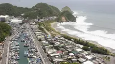 Ratusan perahu nelayan bersandar di pelabuhan akibat badai Topan Chan-hom yang mendekati wilayah pesisir timur laut Nanfangao di Ilan County, Taiwan Utara, (9/7/2015). Akibat Topan Chan-hom para nelayan berhenti melaut sementara. (REUTERS/Pichi Chuang)