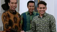 Presiden Joko Widodo dan Pemain Timnas Indonesia, Egy Maulana Vikri saling berjabat tangan di Istana Merdeka, Jumat (23/3/2018). Pemain kidal tersebut baru saja direkrut klub Polandia Lechia Gdansk. (Kris - Biro Pers Setpres)