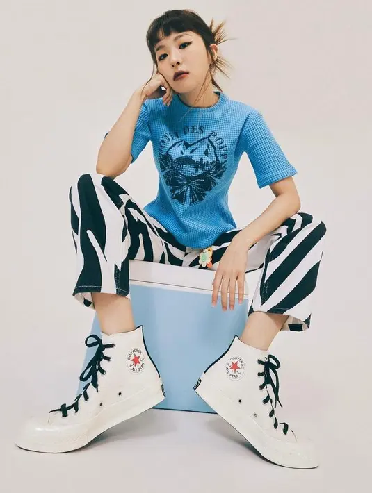 Didapuk sebagai brand ambassador Converse Korea sejak 2018, main dancer dari girlgroup Red Velvet, Seulgi kerap tampil stylish memadu padankan busana dengan Converse. (Instagram/hi_sseulgi).