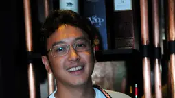 Meski masih malu-malu, pemain sinetron 'Love Is Paris' itu mengakui sudah bertunangan dengan gadis asal Singapura. Dimas Anggara saat ditemui di kawasan Senopati, Jakarta Selatan, Kamis (4/6/2015). (Liputan6.com/Faisal R Syam)