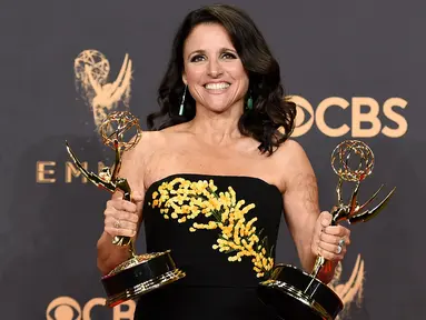 Aktris AS, Julia Louis-Dreyfus berpose dengan trofi dalam ajang Emmy Awards 2017 di Los Angeles, Minggu (17/9). Julia meraih penghargaan Emmy keenamnya sebagai aktris seri komedi lewat Home Box Office (HBO), Veep. (Jordan Strauss/Invision/AP)