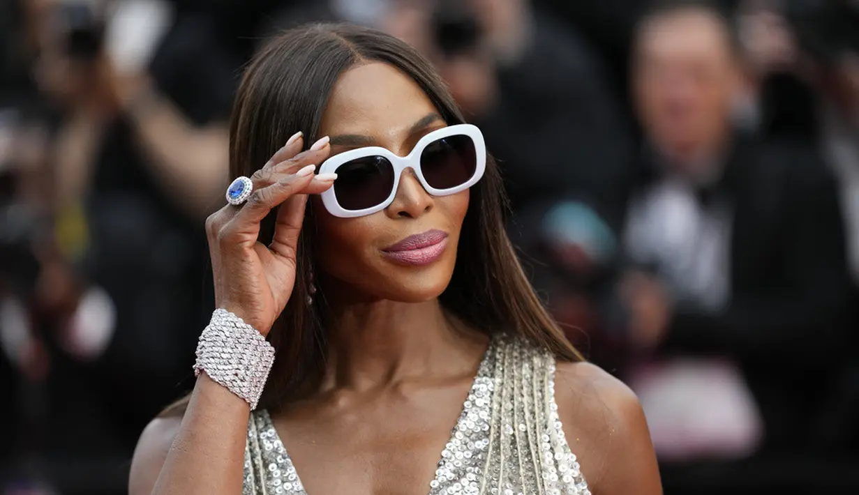 <p>Naomi Campbell berpose untuk fotografer setibanya pada upacara pembukaan dan pemutaran perdana film 'Jeanne du Barry' di Festival Film Cannes 2023, Cannes, Prancis, Selasa (16/5/2023). (Photo by Scott Garfitt/Invision/AP)</p>