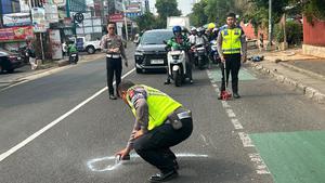 2 Motor Bersenggolan di Depok, Penumpang Tewas Terlindas Truk