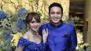 Pasangan selebritis Gilang Dirga dan Adiezty Fersa berpose menunjukkan cincin lamaran di kawasan Wijaya, Jakarta, Rabu (17/08). Gilang Dirga melamar sang kekasih Adiezty Fersa, tepat di hari ulang tahunnya pada (17/08/2016). (Liputan6.com/Herman Zakharia)