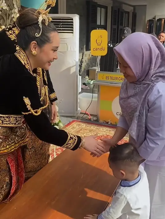 Yang tidak kalah menarik perhatian adalah kehadiran Rayyanza alias Cipung anak kedua Raffi dan Gigi. Momen Cipung layaknya seperti tamu undangan bersalaman dengan kedua 'pengantin'. [Instagram/raffinagita1717]