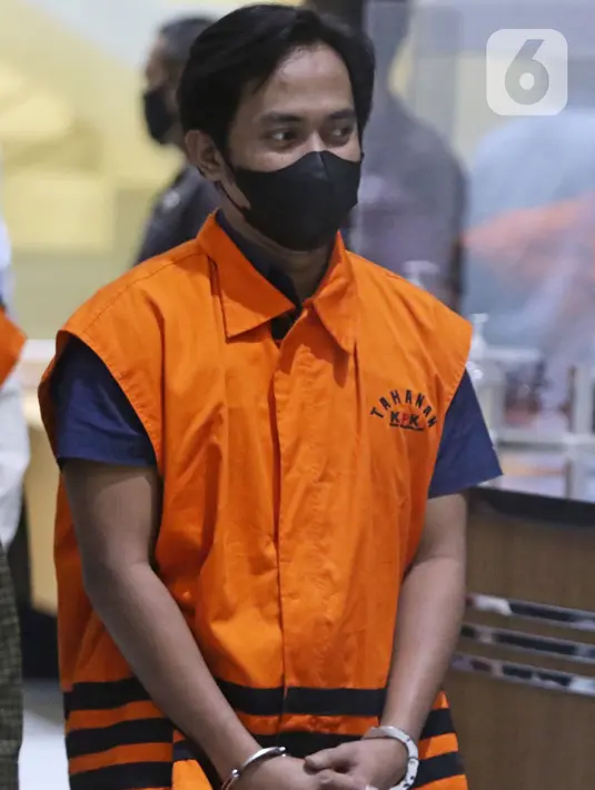 Bupati Penajam Paser Utara Kalimantan Timur, Abdul Gafur Mas’ud jelang rilis penahanan tersangka di Gedung KPK, Jakarta, Kamis (13/1/2022). Abdul Gafur Mas’ud ditetapkan sebagai tersangka terkait kasus dugaan suap pengadaan barang dan jasa serta perijinan. (Liputan6.com/Helmi Fithriansyah)