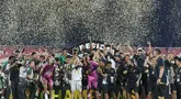 Pemain Persebaya Surabaya merayakan keberhasilan menjuarai Piala Presiden 2026 usai mengalahkan Persib Bandung melalui adu penalti 6-5 pada laga final di Stadion Kapten I Wayan Dipta, Gianyar, Bali, Kamis (6/8/2026). Kedua tim bermain imbang 1-1 hingga babak tambahan waktu sebelum Persebaya memastikan gelar juara lewat adu penalti. (KLY/Budy Santoso)