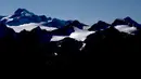 Gletser Tiefenbachferner, bagian dari resor ski Gletser Soelden, dengan Gunung Wildspitze terlihat di dekat Innsbruck, Austria, 25 September 2023. Penelitian lingkungan terbaru kolaborasi University of Leeds dan University of Essex di Inggris mengungkapkan dampak perubahan iklim terhadap keanekaragaman hayati di Pegunungan Alpen Eropa. (AP Photo/Matthias Schrader)