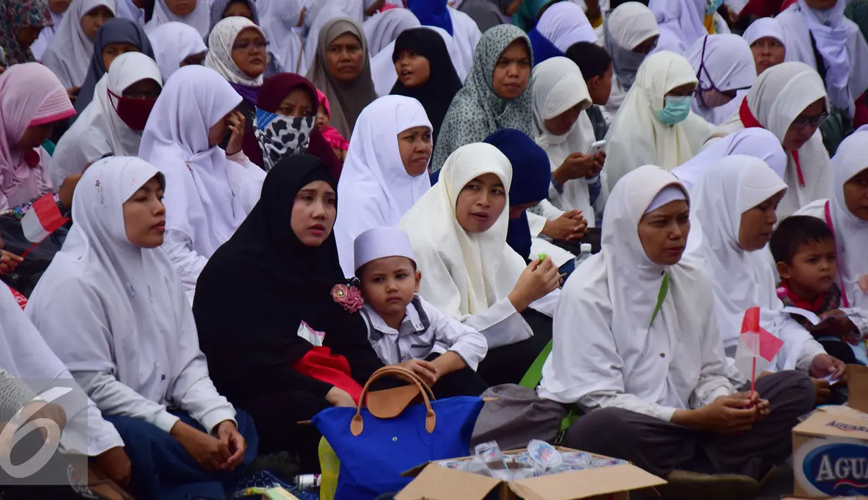 Sejumlah wanita mengajak anaknya saat Aksi Damai 212 atau Aksi Bela Islam III di kawasan Pahlawan, Semarang, Jawa Tengah, Jumat (02/12). (Liputan6.com/Gholib)