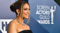 Aktris dan penyanyi Jennifer Lopez menghadiri ajang Screen Actors Guild Awards atau SAG Awards 2020 ke-26 di Shrine Auditorium Los Angeles, Minggu (19/1/2020). JLo tampil elegan mengenakan gaun hitam off shoulder dari Georges Hobeika dalam potongan minimalis yang elegan. (Frederic J. Brown/AFP)