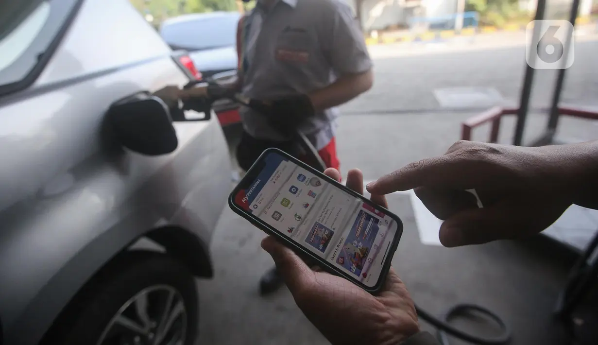 <p>Warga menggunakan plikasi MyPertamina saat mengisi bahan bakar pertalite di SPBU Pertamina Abdul Muis, Jakarta, Kamis (30/6/2022). Masyarakat tidak perlu khawatir apabila tidak memiliki aplikasi MyPertamina, karena pendaftaran dilakukan semua di website MyPertamina . (Liputan6.com/Faizal Fanani)</p>