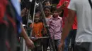 Sejumlah anak kecil ikut memadati Dermaga Wijayapura yang menjadi pintu masuk utama menuju ke Pulau Nusakambangan, Cilacap, Jateng, Kamis (5/3). Mereka merasa penasaran dan ingin menyaksikan suasana di dermaga penyeberangan itu. (Liputan6.com/Johan Tallo)