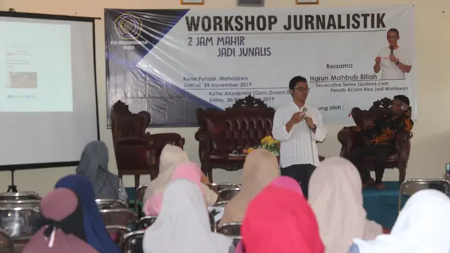 Redaktur Pelaksana Liputan6.com, Harun Mahbub Billah mengisi workshop Jurnalistik yang digelar STAI Muhammadiyah Blora, ‘2 Jam Bisa Jadi Wartawan’. (Foto: Liputan6.com/Ahmad Adirin)
