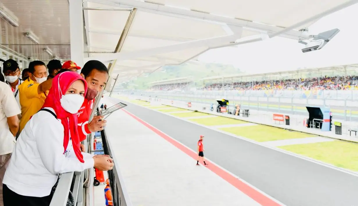 Presiden Joko Widodo dan Ibu Iriana Joko Widodo berada di Pertamina Mandalika International Street Sirkuit, Nusa Tenggara Barat,Minggu (20/3/2022). (Foto: Laily Rachev - Biro Pers Sekretariat Presiden)