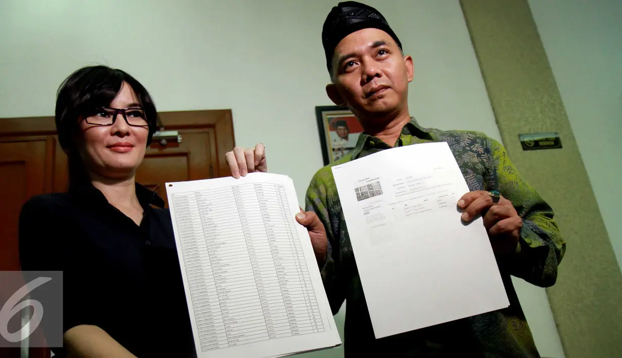 Calon Walikota Tangerang Selatan (Tangsel) Ikhsan Modjo dan Li Claudia Chandra menunjukan berkas laporan terkait dugaan penggelembungan Daftar Pemilih Sementara (DPS) di Kantor KPU Pusat, Jakarta, Selasa (29/9/2015). (Liputan6.com/Helmi Afandi)