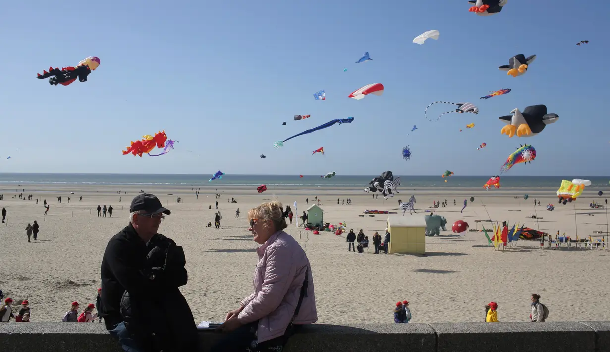 Layang-layang menghiasi langit selama festival Layang-layang Internasional ke-31 di Berck, Prancis, (6/4). Festival ini diselenggarakan di Berck-sur-Mer setiap bulan April dan berlangsung selama 10 hari. (AP Photo / Thibault Camus)