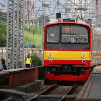 Kereta commuter line melintas di Stasiun Manggarai, Jakarta, Kamis (13/2/2020). PT KCI melakukan rekayasa perjalanan KRL Bogor dan Bekasi terkait penggantian wesel atau persimpangan rel di stasiun Gambir dan Jakarta Kota. (merdeka.com/Magang/Muhammad Fayyadh)