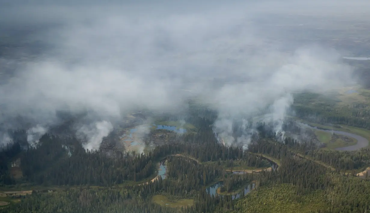 Kanada telah melihat rekor jumlah kebakaran hutan tahun ini - berkontribusi mencekik asap di beberapa bagian AS - dengan lebih dari 5.700 kebakaran yang membakar lebih dari 137.000 kilometer persegi (53.000 mil persegi) dari satu ujung Kanada ke ujung lainnya, menurut Canadian Pusat Kebakaran Hutan Antar Lembaga. (Jeff McIntosh/The Canadian Press via AP)