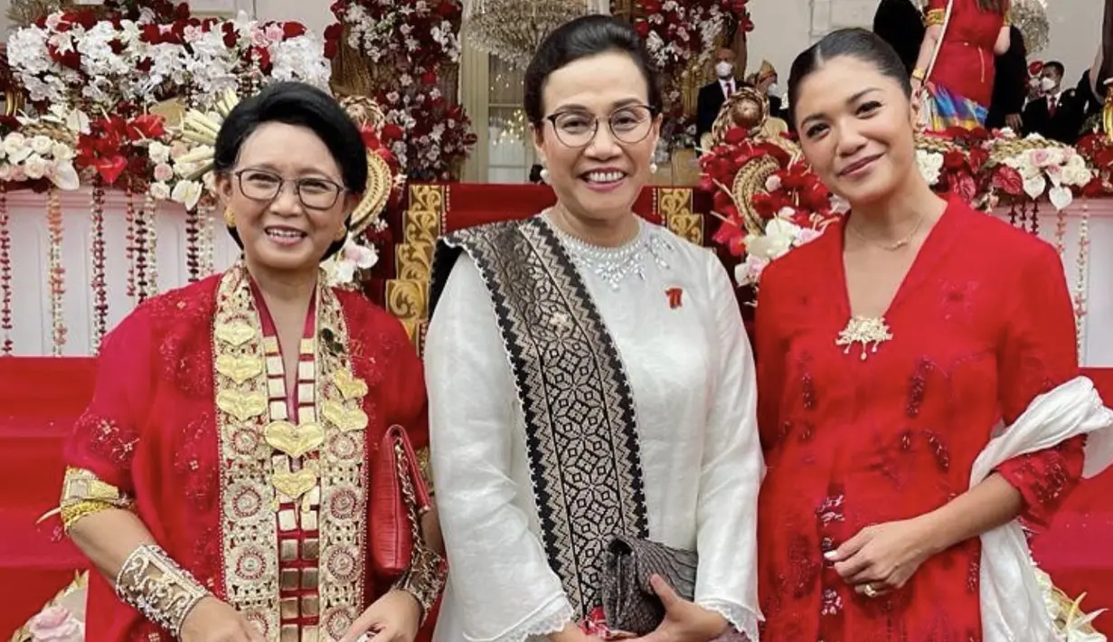 <p>Kali ini, Sri mulyani tampak mengenakan kebaya kuring putih, sedangkan Retno Marsudi tampil menawan dalam balutan baju bodo.</p>