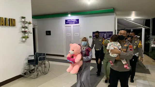 Kapolres Banjarnegara, AKBP Hendri Yulianto menggendong Nuzilla Qonita, balita penderita tumor mata untuk dibawa ke RS. (Foto: Dok. RSI Banjarnegara/Liputan6.com)