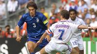 Paolo Maldini. Bek kiri Italia yang kini berusia 53 tahun dan telah pensiun pada Juli 2009 ini mengoleksi 23 Caps dalam 4 edisi Piala Dunia, 1990 hingga 2002. Tanpa sebuah gol pun, prestasi terbaiknya runner-up pada edisi 1994 usai kalah adu penalti 2-3 dari Brasil di final. (AFP/Gerard Julien)