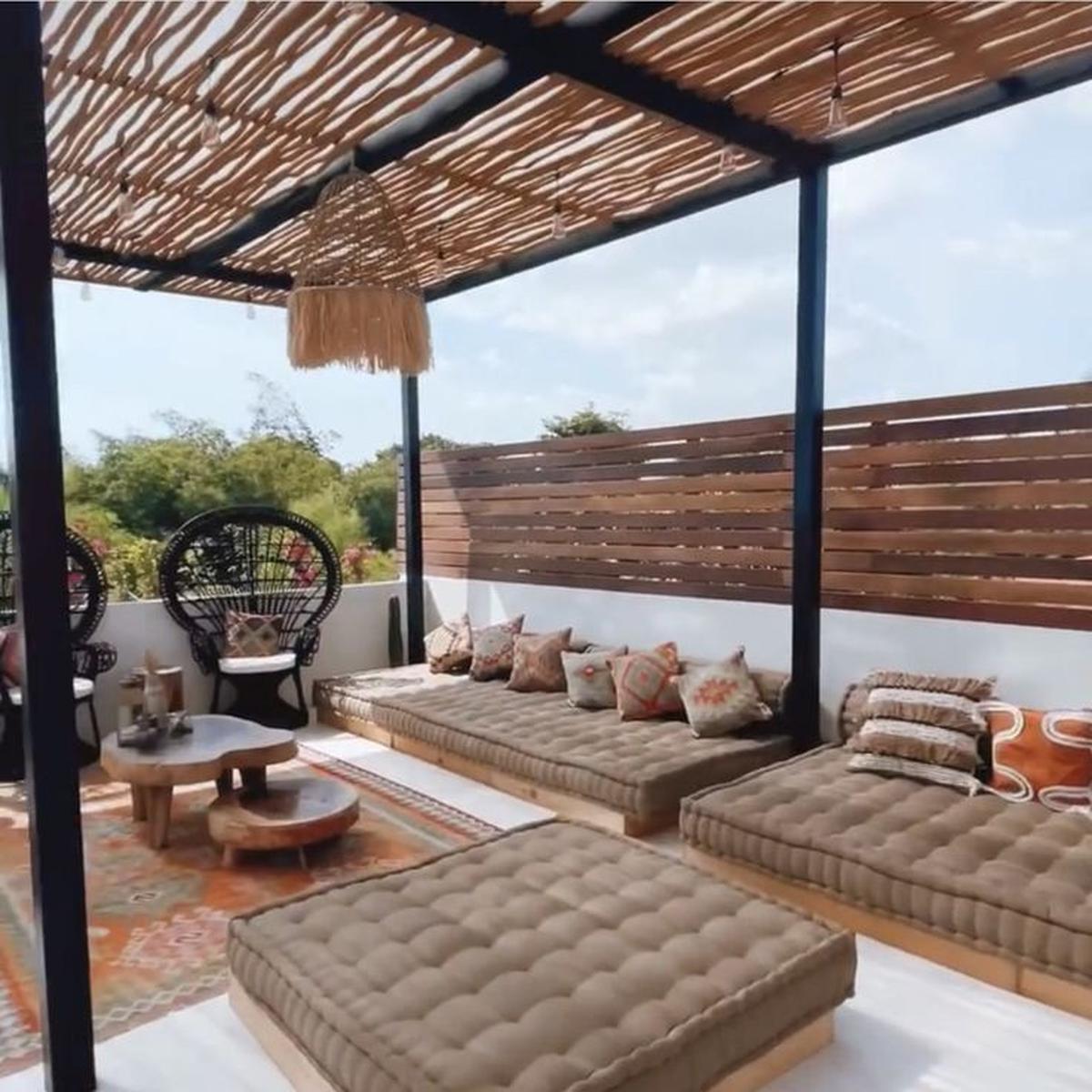 Ilustrasi Balkon Minimalis Semi Terbuka dengan Atap Anyaman (&copy;Pinterest)
