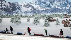 Orang-orang bermain snow tubing di atas salju buatan di Trans Snow World Bintaro, taman salju dalam ruangan bertema Jepang, di Bintaro, 27 Desember 2023. Libur Natal dan Tahun Baru telah tiba, bagi Anda yang masih bingung memilih tempat liburan, bisa main salju ke Trans Snow World Bintaro. (Yasuyoshi CHIBA/AFP)