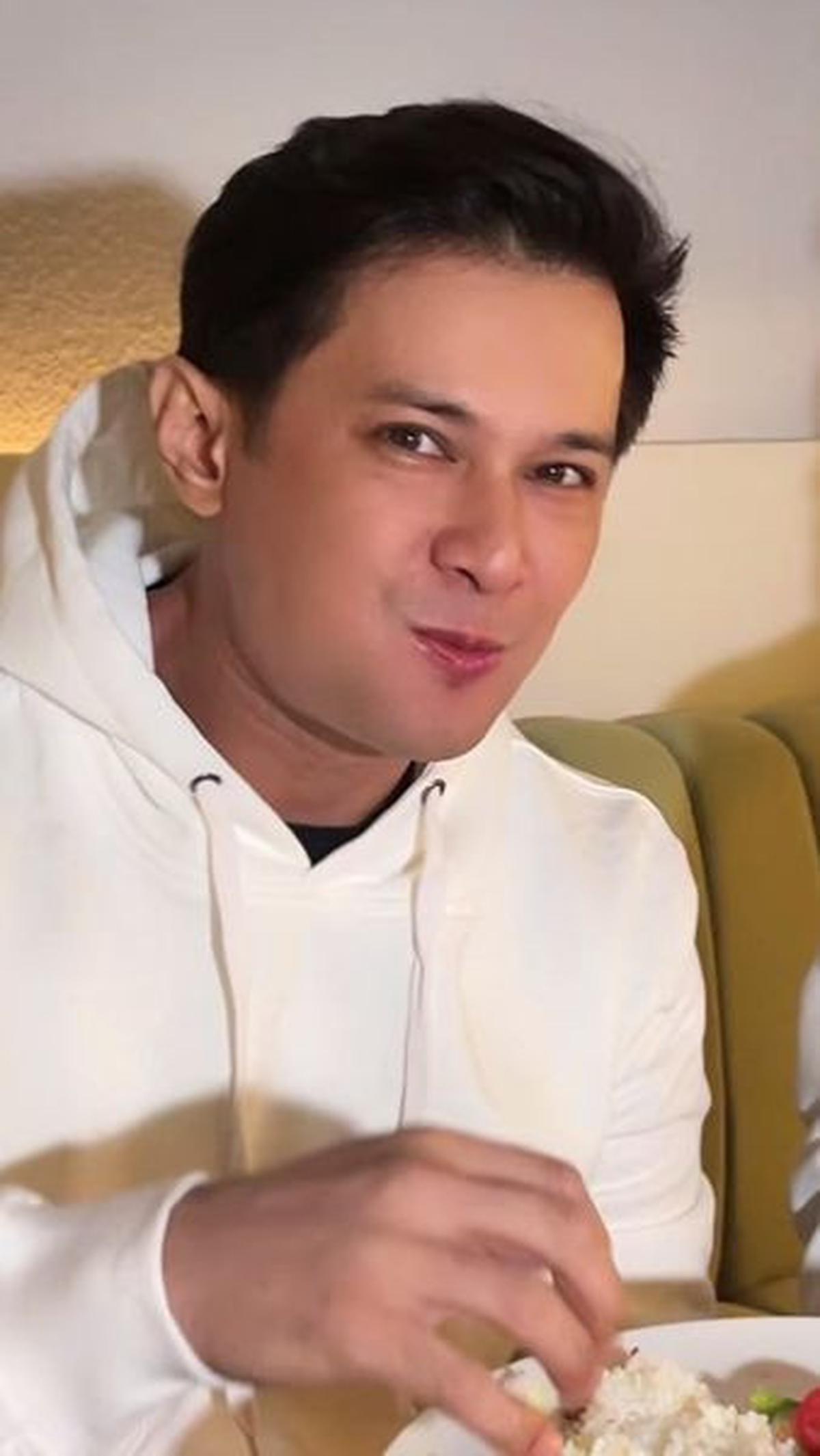 Lihat potret Afdhal Yusman dalam video TikTok yang viral itu! Meskipun sedang makan, tetap terlihat ganteng, bukan?