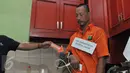 Tersangka pembunuhan ibu dan anak, Dayu Pri Ambarita dan Yuel Imanuel mengikuti rekonstruksi pembunuhan di Perumahan Aneka Elok, Cakung, Jakarta, Selasa (27/10). Mengenakan baju tahanan, Heri datang dengan pengawalan ketat. (Liputan6.com/Andrian M Tunay)