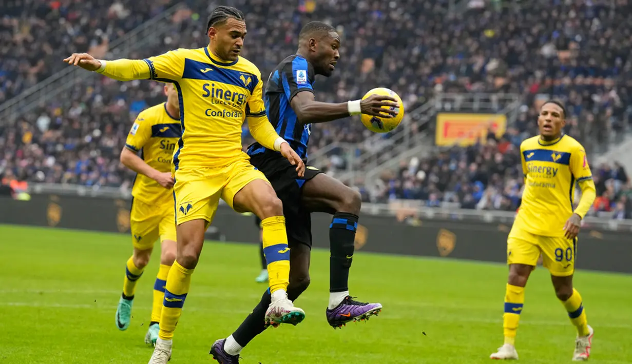 Baru masuk satu menit di menit ke-73, Thomas Henry membuat skor berubah 1-1 usai mencetak gol hasil umpan silang Duda. (AP Photo/Antonio Calanni)