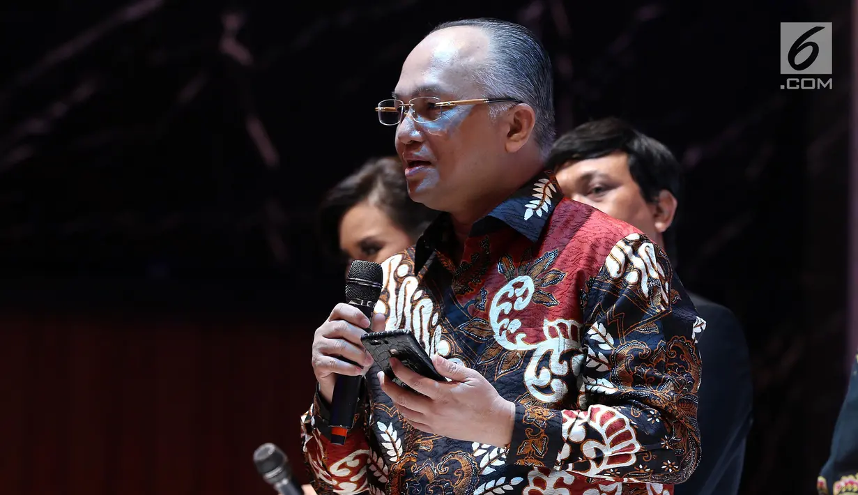 Chairman Multi Inti Sarana (MIS) Group Tedy Agustiansjah memberikan penjelasan mengenai Pracico Privilege saat Penganugrahan Lomba Foto Praja 2018 sekaligus peluncuran Pracico Privilege di Jakarta, Jumat (16/11). (Liputan6.com/Johan Tallo)