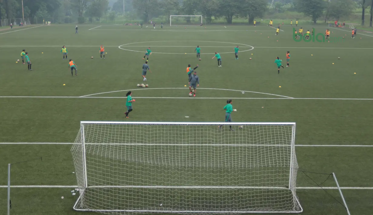 Suasana pemanasan Timnas Wanita Indonesia sebelum melawan Villa 2000 pada laga uji coba di Lapangan Sawangan, Depok, Kamis (19/4/2018). Timnas Wanita Indonesia kalah 1-2. (Bola.com/Nick Hanoatubun)