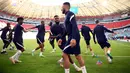 Gelandang timnas Prancis Thomas Lemar (tengah kiri) melihat rekannya Corentin Tolisso selama sesi latihan di Allianz Arena di Munich, Senin (14/6/2021). Timnas Prancis akan bertemu lawan yang cukup berat yaitu Jerman di laga perdana Grup F EURO 2020 pada Rabu (14/6) dini hari WIB. (FRANCK FIFE/AFP)