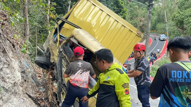 Evakuasi Dramatis Sopir Truk Pupuk Hantam Tebing di Sukabumi