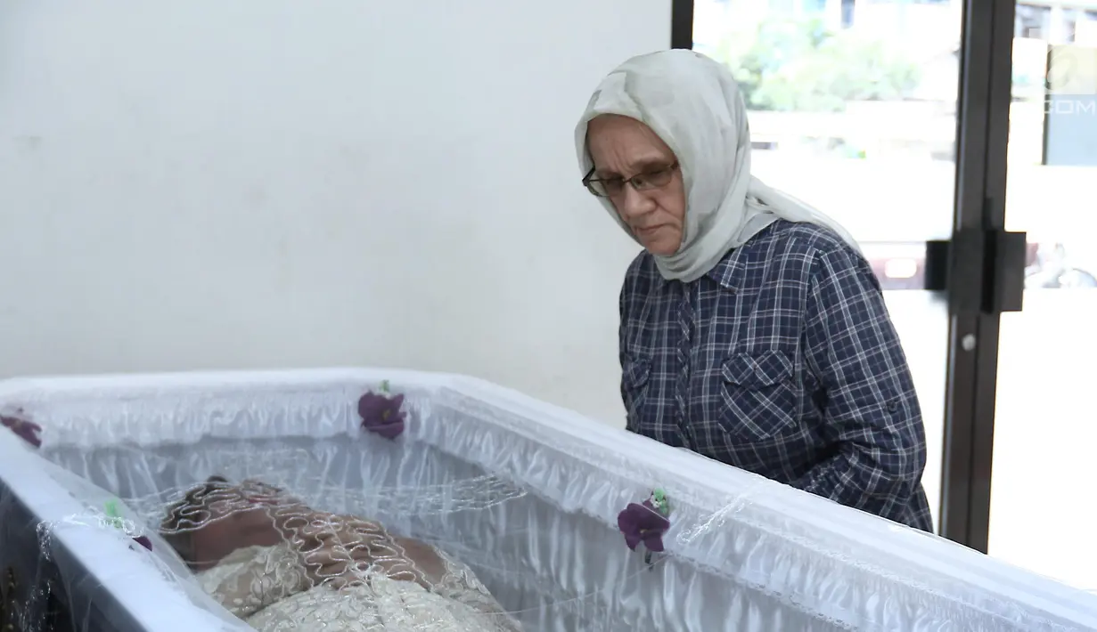 Kerabat saat melihat jenazah Yana Zein di rumah duka Fatmawati, Jakarta, Kamis (1/6). Yana Zein meninggal dunia pada usai 44 tahun. (Liputan6.com/Herman Zakharia)