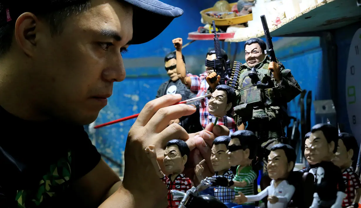 Dennis Mendoza menyelesaikan  mainan buatannya yang merupakan karakter Presiden Filipina Rodrigo Duterte di  metro Manila , Filipina,(19/7). Presiden Rodrigo Duterte mempunyai julukan ‘The Punisher’ atau Sang Penghukum. (REUTERS / Romeo Ranoco)