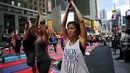 Warga saat berlatih yoga di tengah jalan saat perayaan Summer Solstice di Hari Yoga Internasional di Times Square, New York, Minggu (21/6/2015). (REUTERS/Eduardo Munoz)