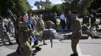Latihan Evakuasi 2016 tentara Israel (AP Photo/Sebastian Scheiner)