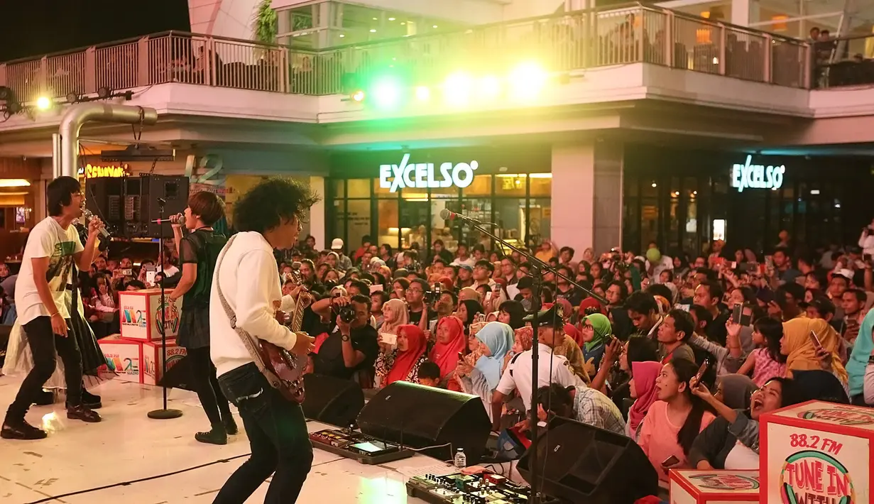 Selain d'Masiv dan Shima, acara tersebut juga diramaikan oleh mantan personel grup HiVi, Dea Dalila. Penyanyi yang memiliki nama lengkap Dalila Azkadiputri itu menjadi penyanyi solo dan bergabung dengan manajemen Musica. (Bambang E Ros/Bintang.com)