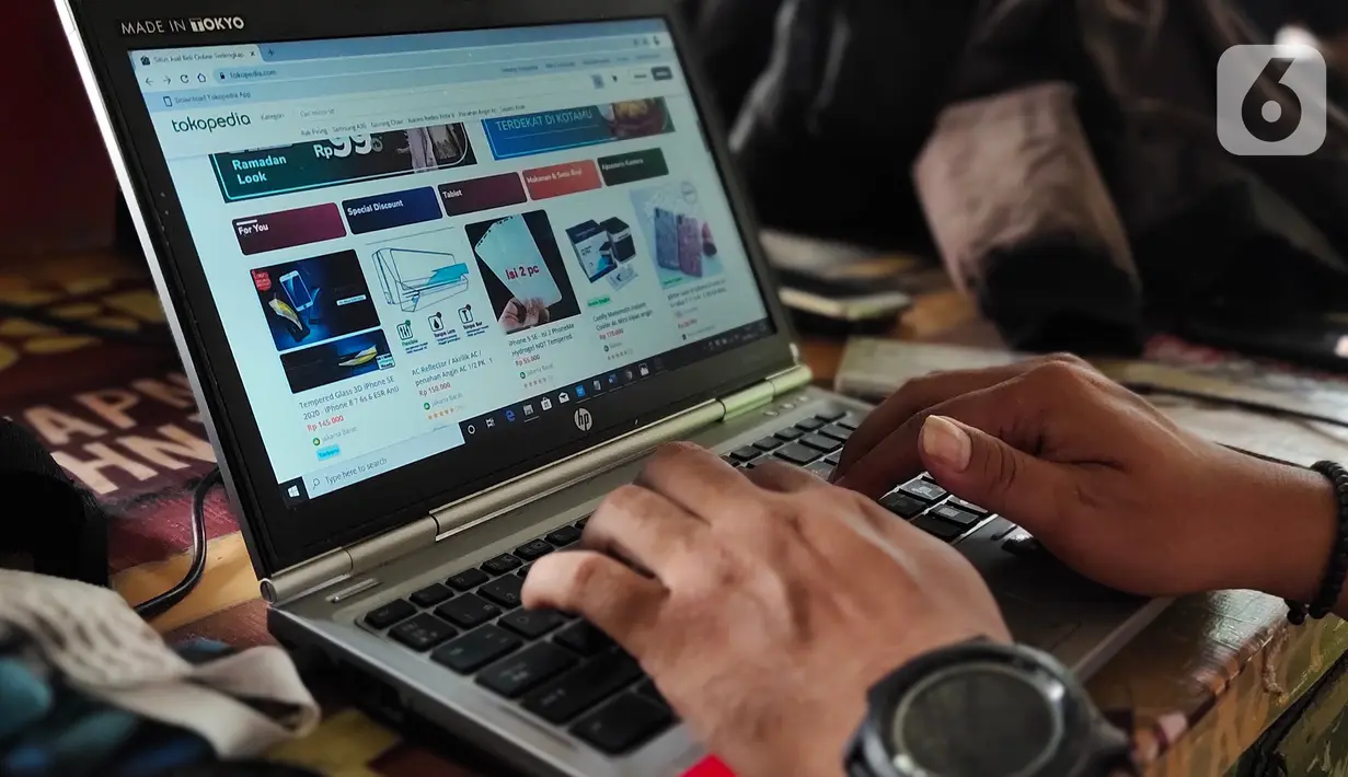 Pelanggan mengecek website tokopedia di Tangerang, Senin (4/5/2020). Tokopedia baru saja diserang hacker, yang mana menyebabkan data kredensial sekitar 91 juta akun pengguna dan 7 juta akun merchant bocor. (Liputan6.com/Angga Yuniar)