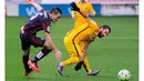 Pemain Eibar,Gonzalo Escalante (kiri) terus membayangi gerakan pemain Barcelona, Arda Turan pada laga pekan ke-28 La Liga Spanyol 2015-2016 di Stadion Municipal de Ipurua, Minggu (6/3/2016) malam WIB. (AFP/Ander Gillenea)